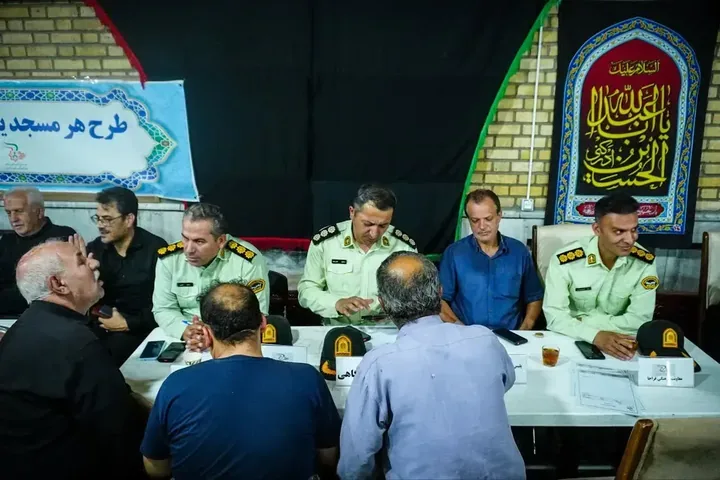 برپایی «میز خدمت» فرماندهی انتظامی استان قزوین در مسجد جوادالائمه (ع) محله راه‌آهن