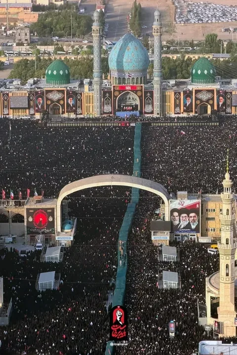 حضور خیل عظیم مردم عزادار در مسجد جمکران، برای اقامۀ نماز بر پیکر مطهر رهبر شهید انقلاب و شهدای خانواده ایشان