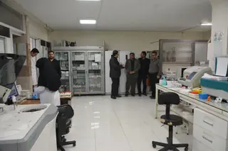 مدیرکل کمیته امداد قزوین از آزمایشگاه جهاد دانشگاهی بازدید کرد / توسعه همکاری‌ها برای ارتقای سلامت مددجویان