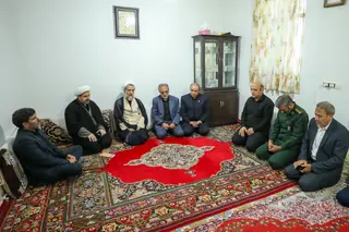 آیت‌الله مظفری با خانواده شهید مجید مقدم در طارم سفلی دیدار کرد