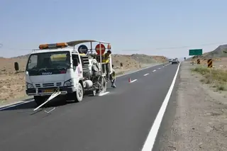 اجرای عملیات خط‌کشی و ایمن‌سازی محور قزوین - همدان در شهرستان آوج