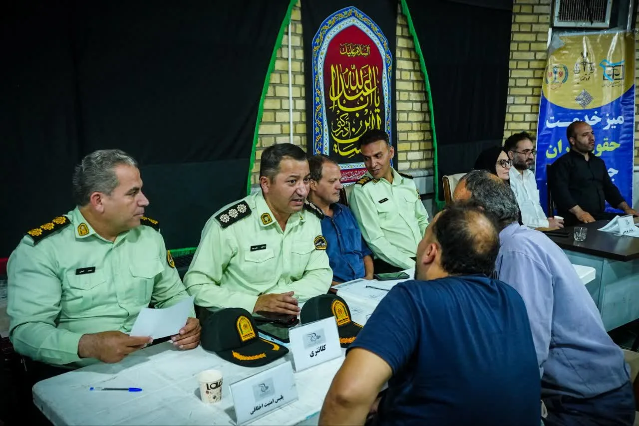 برپایی «میز خدمت» فرماندهی انتظامی استان قزوین در مسجد جوادالائمه (ع) محله راه‌آهن