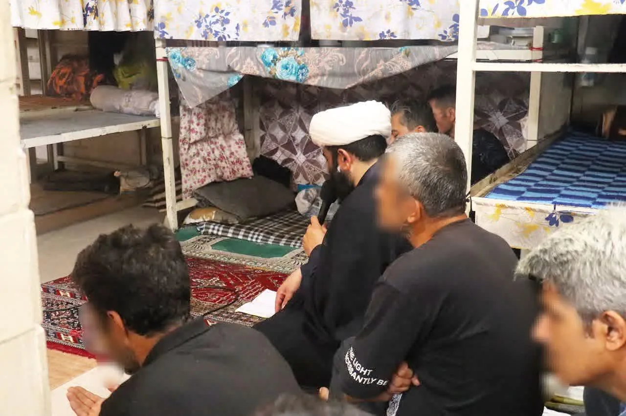 برگزاری مراسم زیارت عاشورا در دهه اول محرم با حضور کارکنان و زندانیان زندان مرکزی قزوین