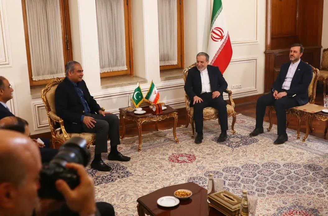 وزیر کشور پاکستان پیام نخست‌وزیر این کشور را به تهران منتقل کرد
