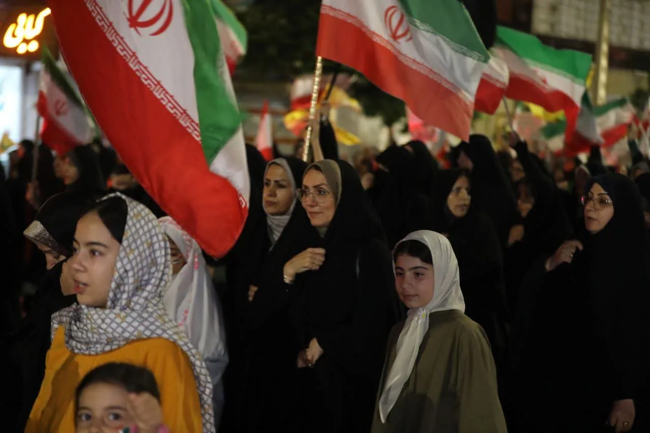 آبیک در روزی متفاوت؛ اجتماع بزرگ مردم ولایی با حضور گسترده شهروندان