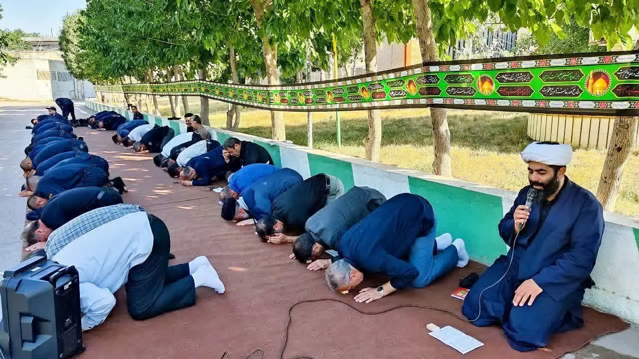 برگزاری مراسم زیارت عاشورا در دهه اول محرم با حضور کارکنان و زندانیان زندان مرکزی قزوین