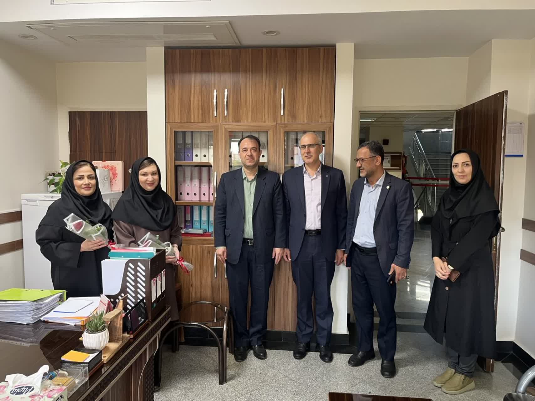تقدیر مدیرکل تامین اجتماعی از پزشکان قزوین با اهدای گل رز