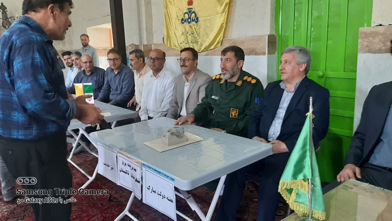 میز خدمت بنیاد مسکن تاکستان در نماز جمعه برگزار شد