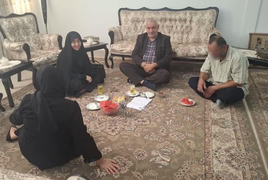 دیدار رئیس اردوگاه کاردرمانی قزوین با خانواده زندانی