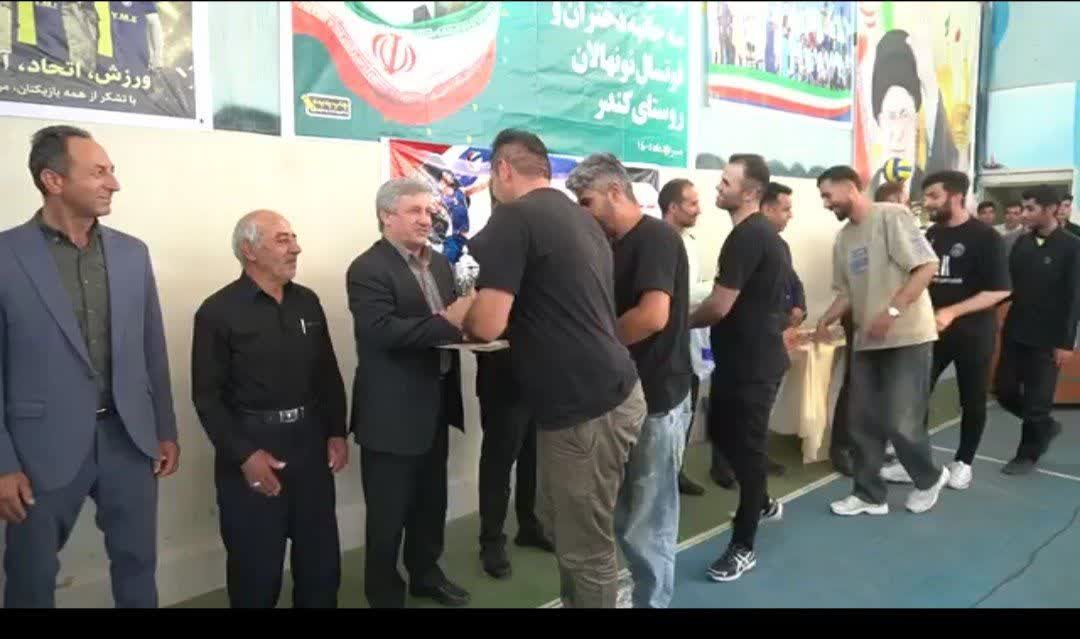 اختتامیه لیگ والیبال روستای کندر با حضور فرماندار تاکستان