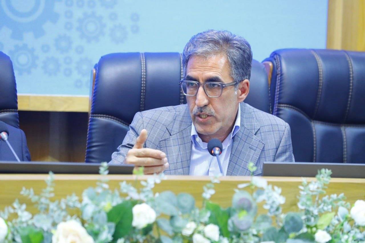 رئیس کمیسیون صنایع مجلس: سیاست‌های بانک مرکزی صادرات را زمین‌گیر کرده است