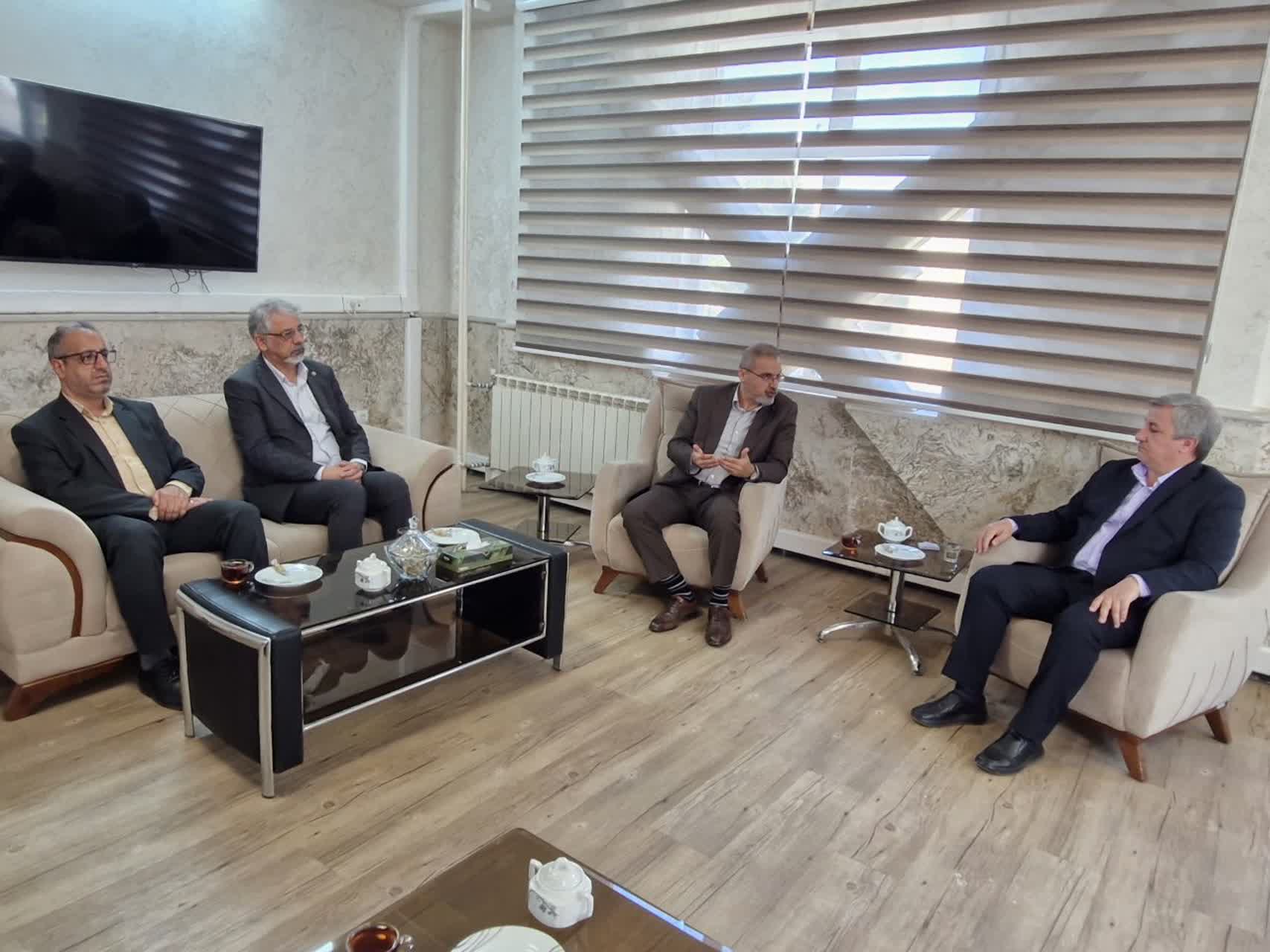 دیدار مدیر درمان تأمین اجتماعی با فرماندار تاکستان