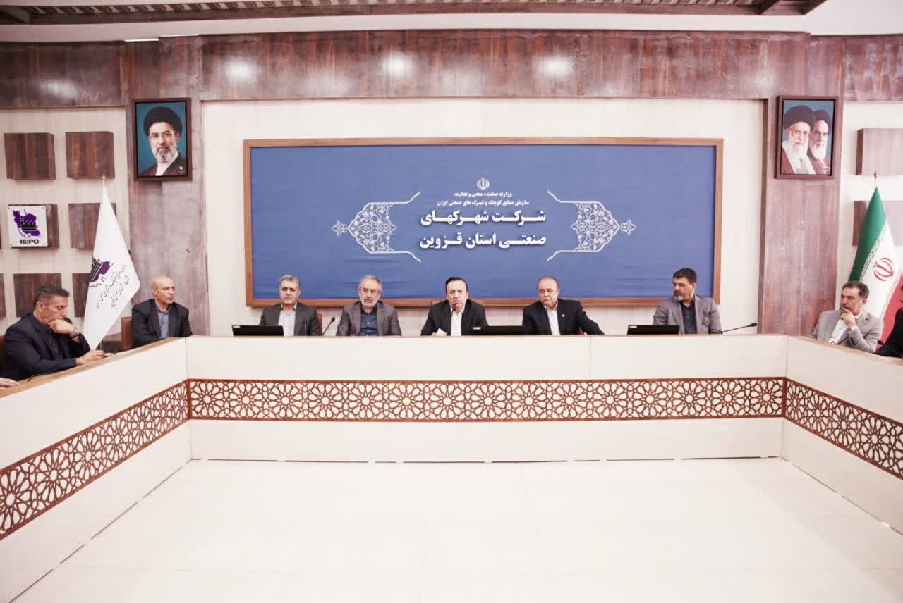 صنعت و صادرات، محور توسعه اقتصادی استان هستند
