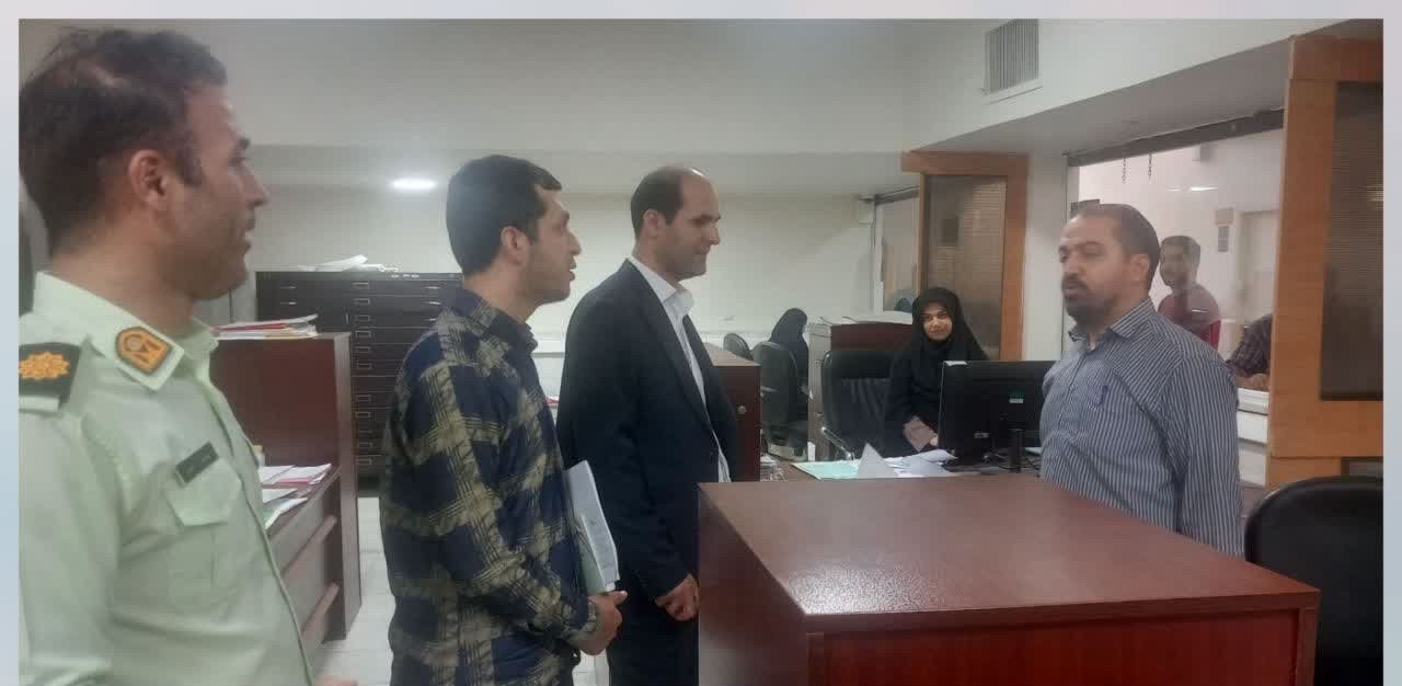بازدید سرزده مسئولان اداره کل ثبت اسناد قزوین از واحد ثبتی بویین‌زهرا
