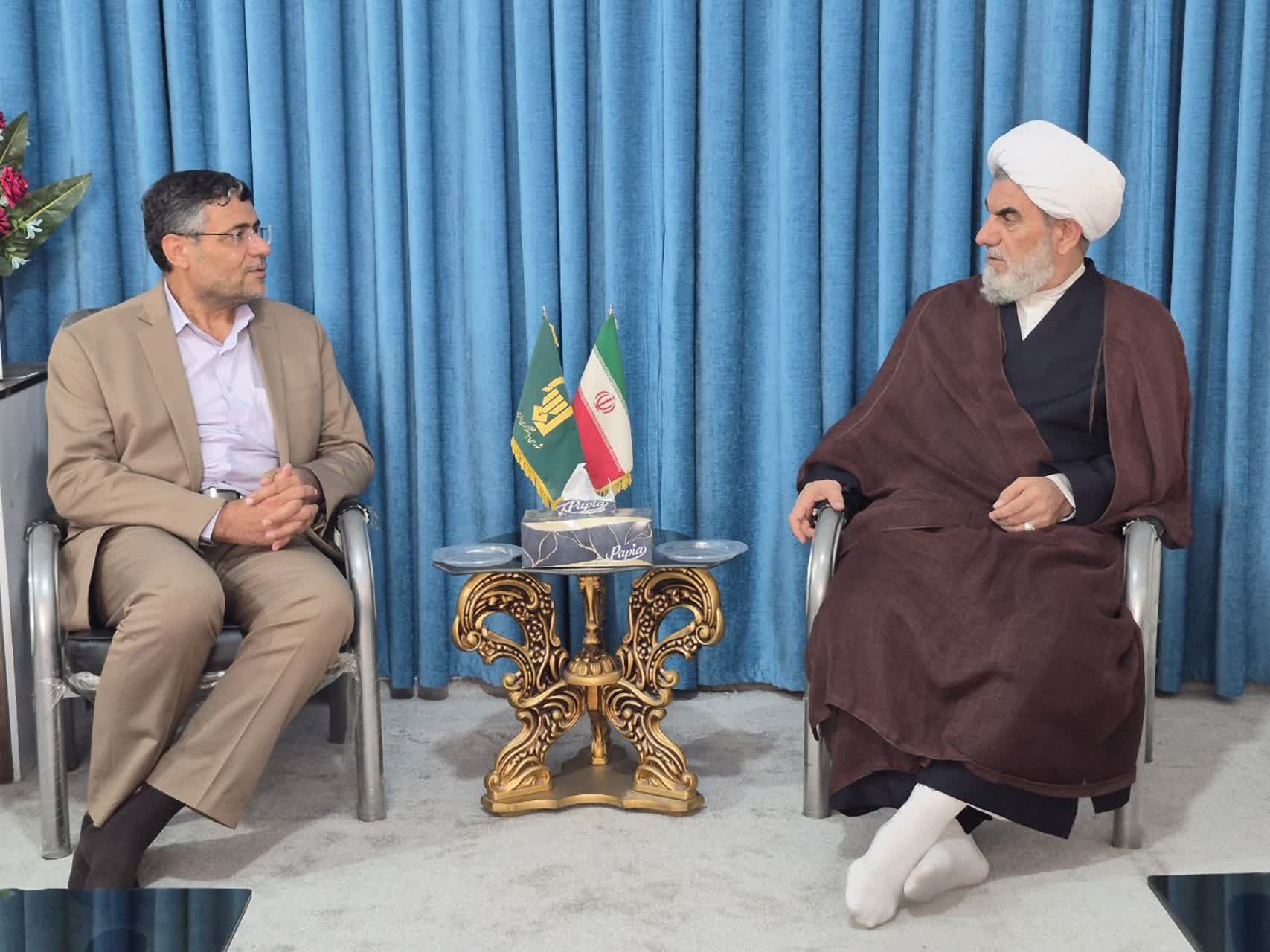 دیدار فرماندار بوئین‌زهرا با امام جمعه آزاده شهرستان به مناسبت سالروز بازگشت آزادگان