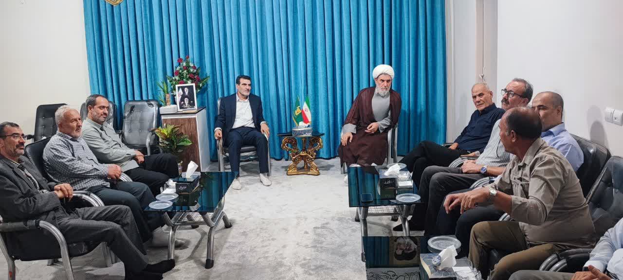 تجلیل از آزادگان در دیدار مدیرکل بنیاد شهید قزوین با امام جمعه بویین‌زهرا