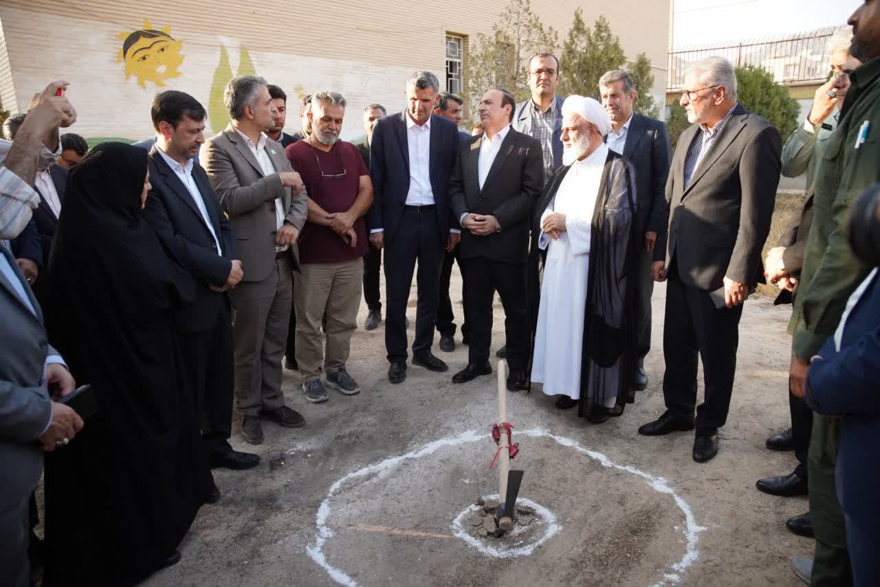 کلنگ مدرسه ۶ کلاسه ثامن‌الائمه آبیک به زمین زده شد