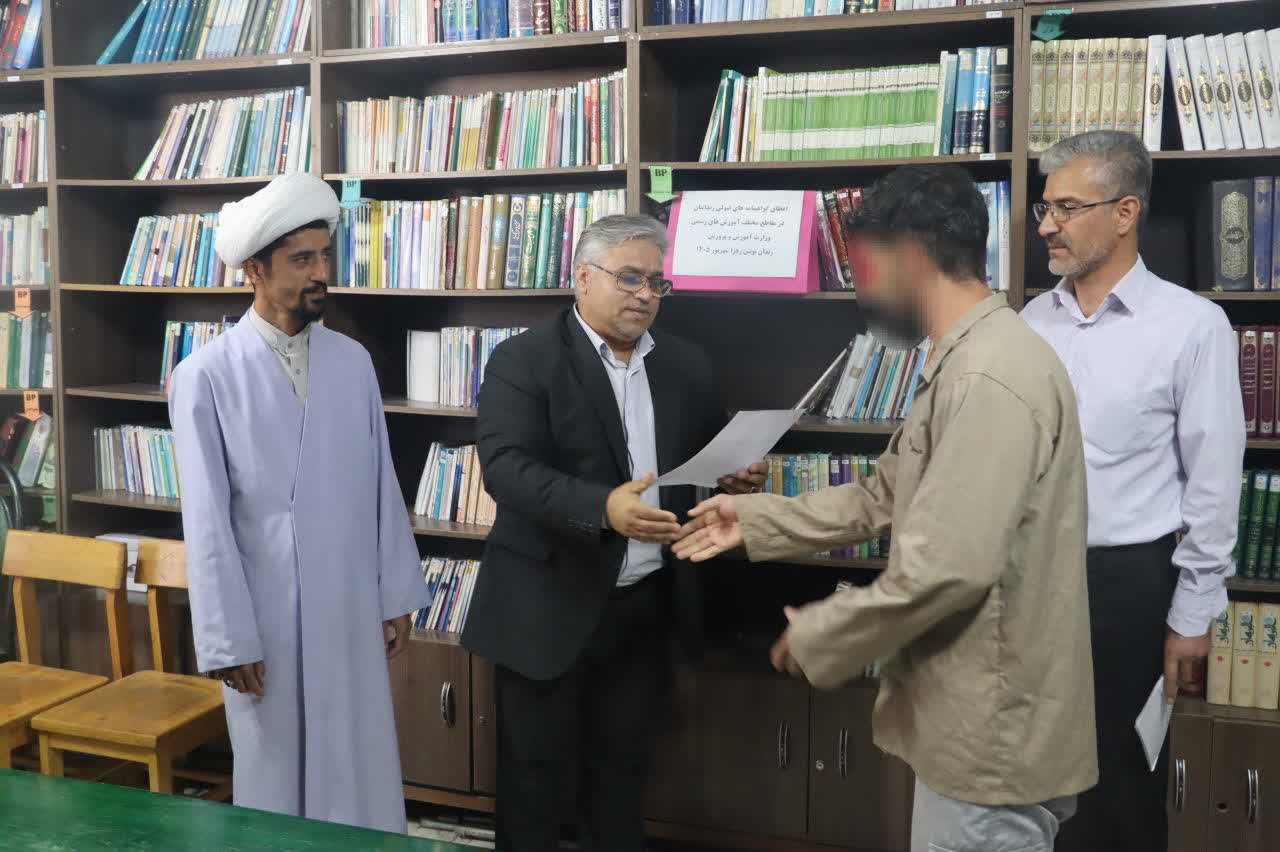 اهدای گواهینامه تحصیلی به ۳۱ زندانی در بوئین‌زهرا