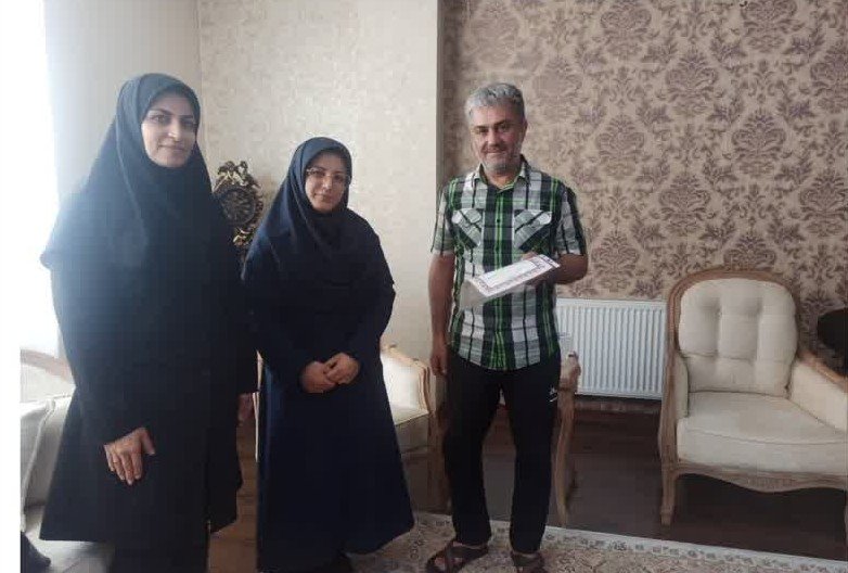 دیدار مدیرکل ثبت احوال قزوین با خانواده شهید محسن زرینی