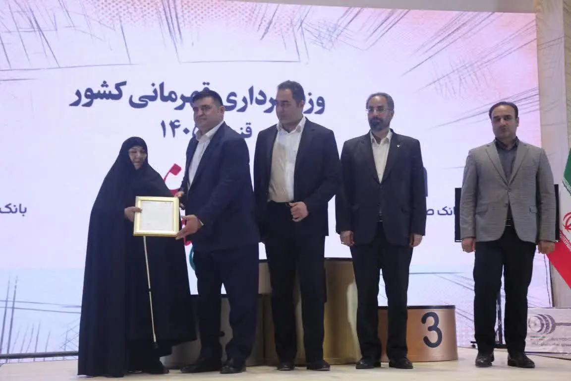 تجلیل از مادر شهید اسداللهی در اختتامیه وزنه‌برداری کشور