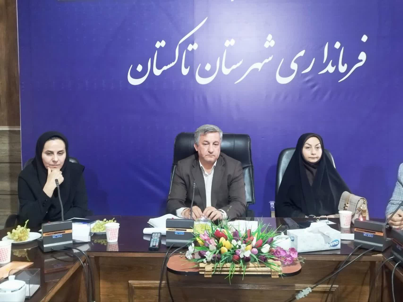 تأکید فرماندار تاکستان بر حمایت از دانش‌آموزان نیازمند
