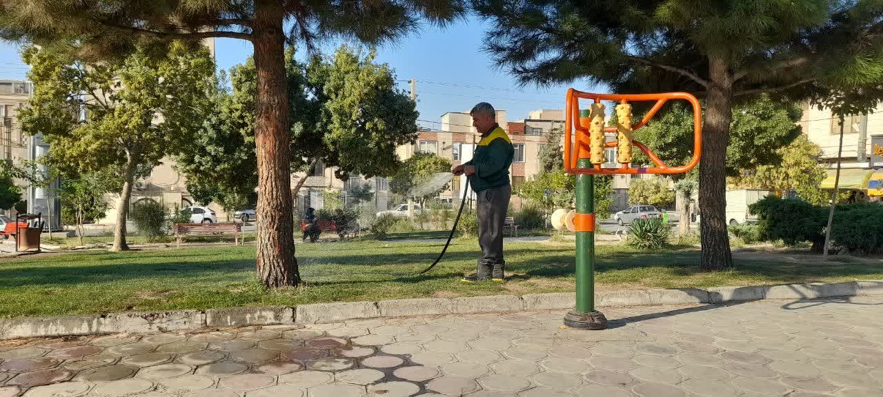 تداوم عملیات آبیاری و جنگلکاری فضای سبز در آبیک