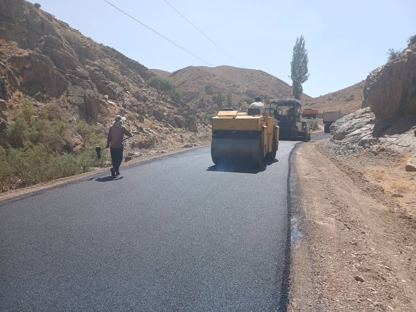آسفالت راه روستایی چلمبر بوئین‌زهرا آغاز شد