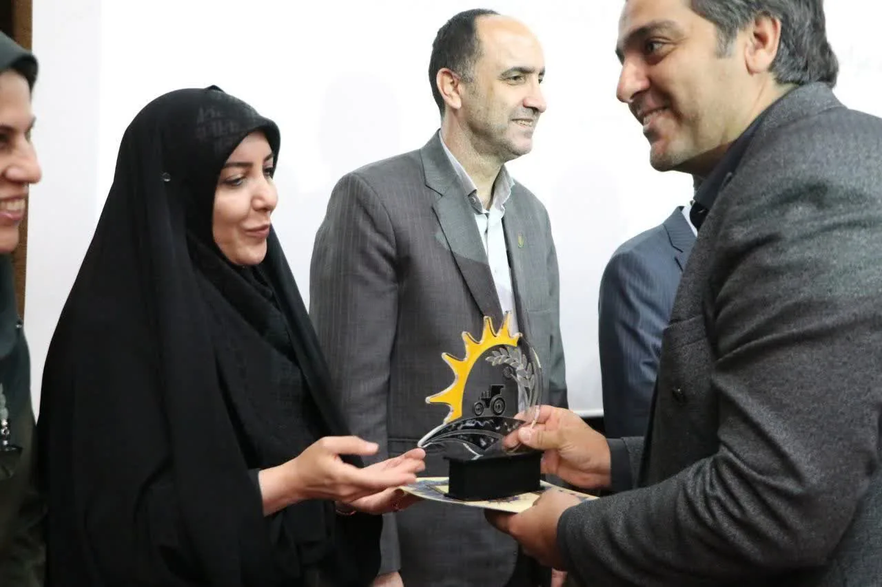 تصویر گالری - گزارش تصویری تجلیل از ۲۵ برگزیده ملی و استانی بخش 