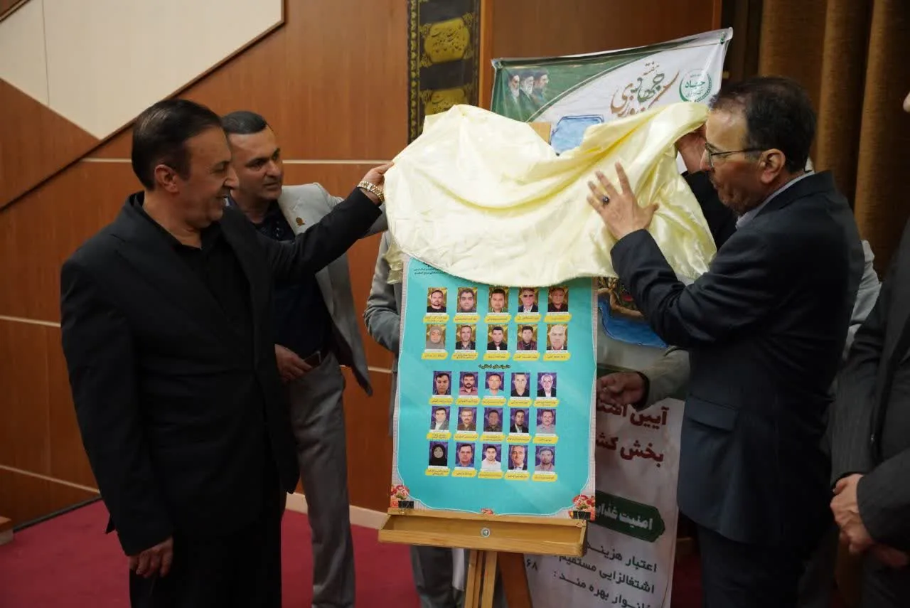 تصویر گالری - گزارش تصویری تجلیل از ۲۵ برگزیده ملی و استانی بخش 