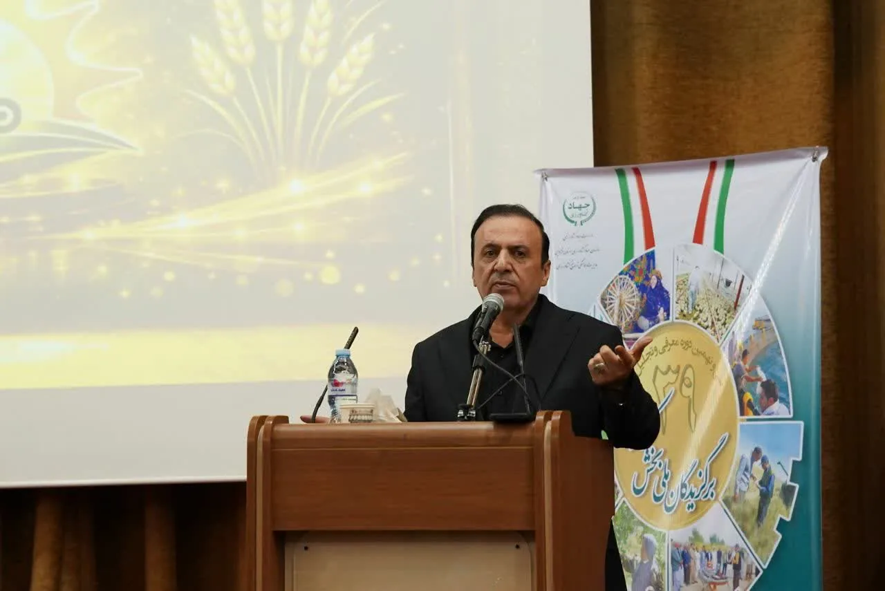 تصویر گالری - گزارش تصویری تجلیل از ۲۵ برگزیده ملی و استانی بخش 