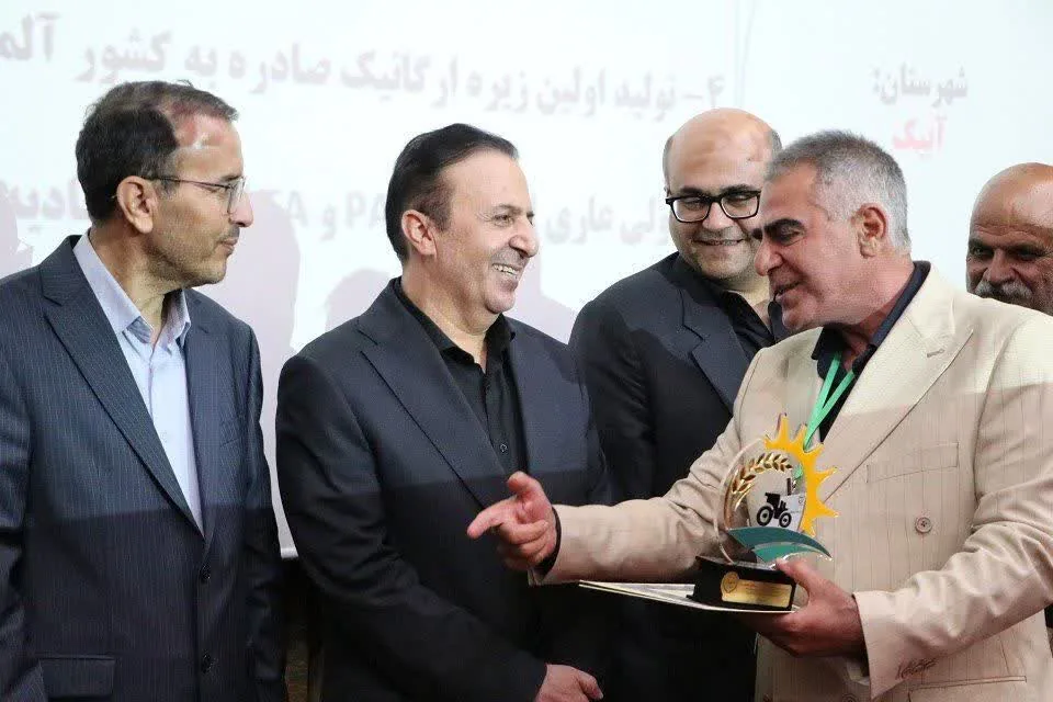 تصویر گالری - گزارش تصویری تجلیل از ۲۵ برگزیده ملی و استانی بخش 