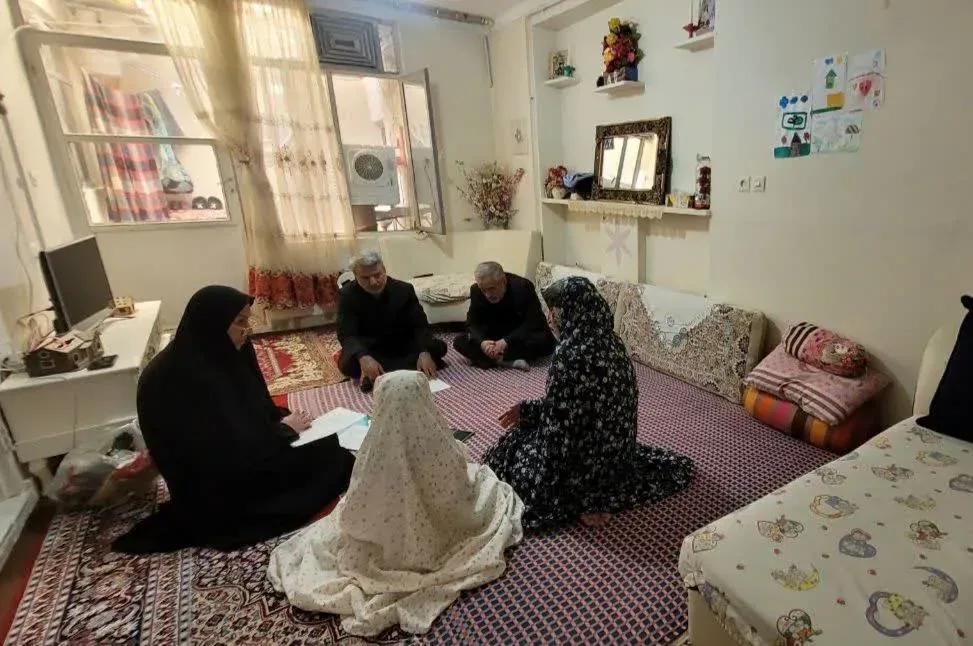 بازدید مدیرکل زندان‌های قزوین از خانواده‌های نیازمند زندانی و اهدای کمک حمایتی در هفته قوه قضاییه