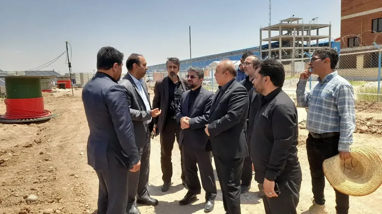 بازدید هیئت مسئولی از شرکت فناوری روزبه؛ گامی راهبردی در توسعه انرژی‌های تجدیدپذیر در شهرک صنعتی لیا