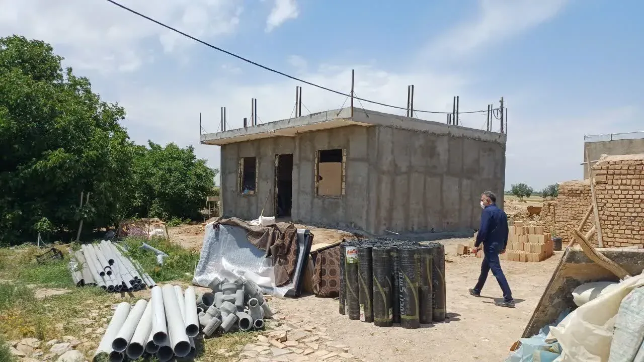 اولین سقف واحدهای تخریب‌شده جنگ رمضان در کشور، در روستای تتنک قزوین احداث شد