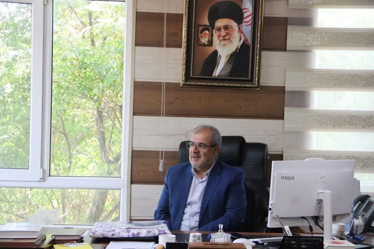 فرماندار البرز از رئیس اداره بهزیستی شهرستان به مناسبت هفته بهزیستی تجلیل کرد