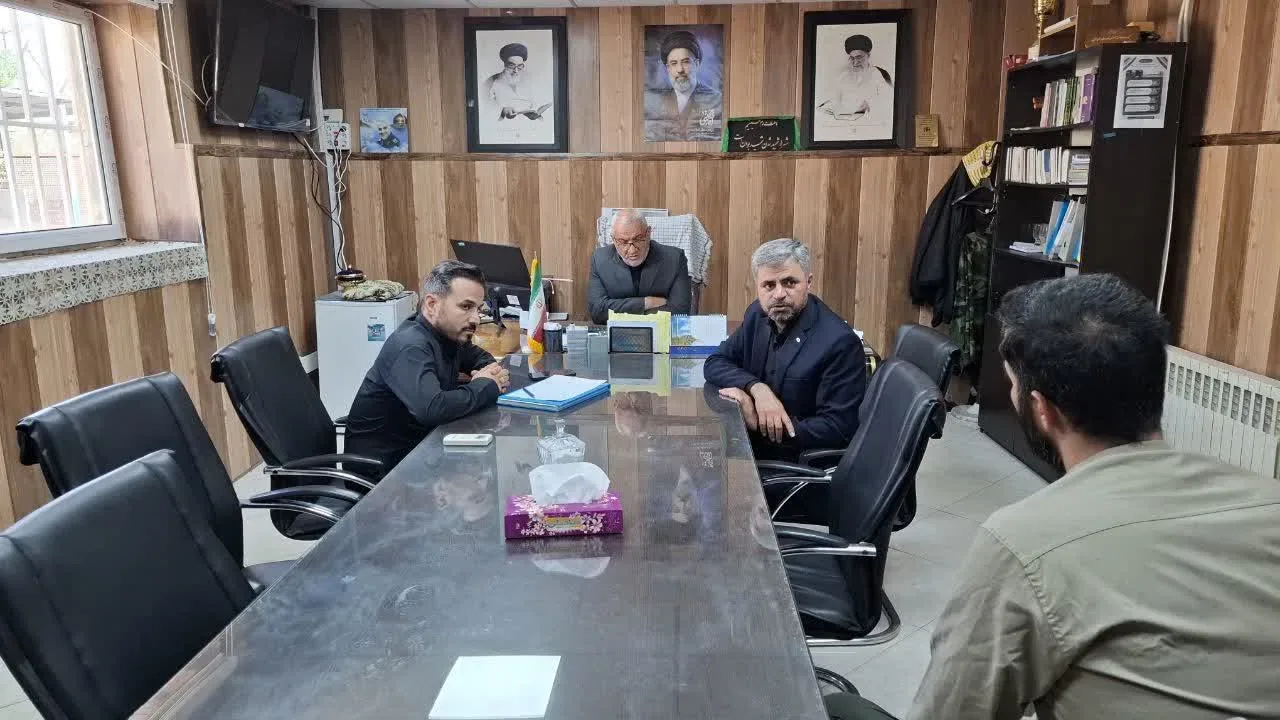 بازدید رئیس دادگاه آوج از زندانیان حوزه قضایی این شهرستان در هفته قوه قضاییه