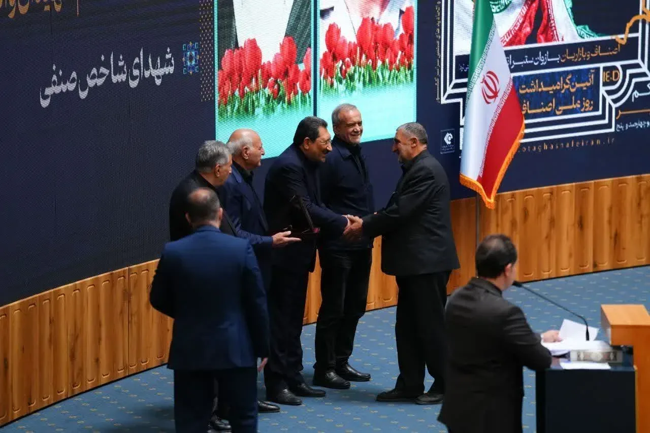 تقدیر از خانواده شهدای والامقام شالباف در آیین گرامیداشت روز ملی اصناف