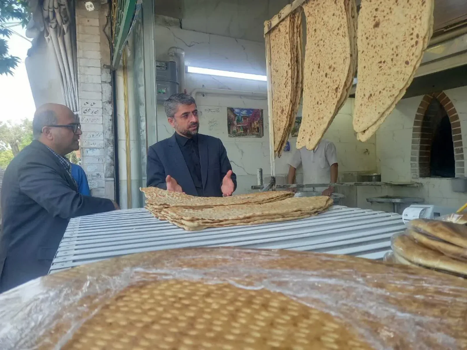 بازدید میدانی بازرس کل قزوین از نانوایی‌ها و مراکز عرضه کالاهای اساسی