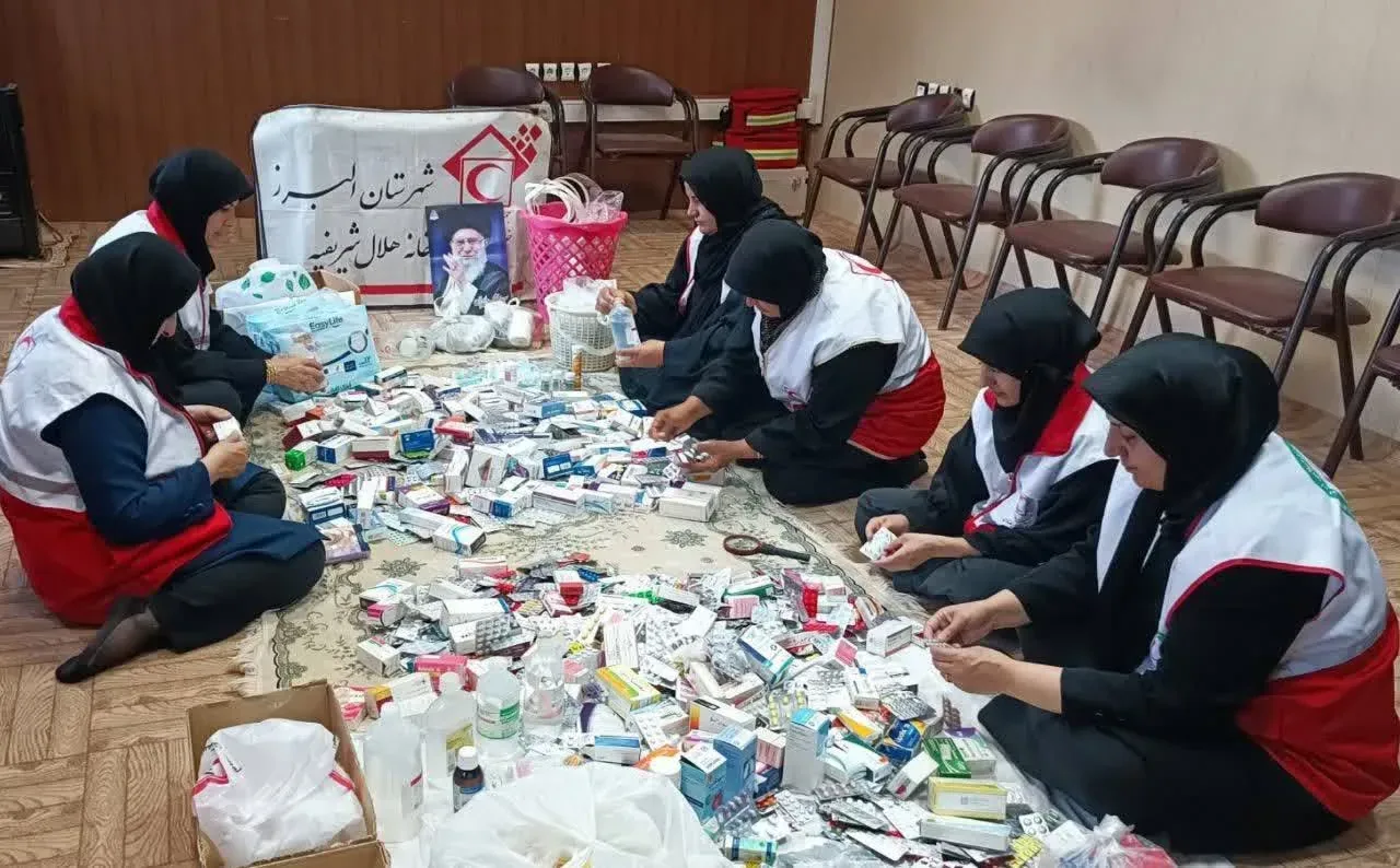 جمع‌آوری و آماده‌سازی داروهای اهدایی مردم در طرح «مرهم زائر» هلال‌احمر قزوین
