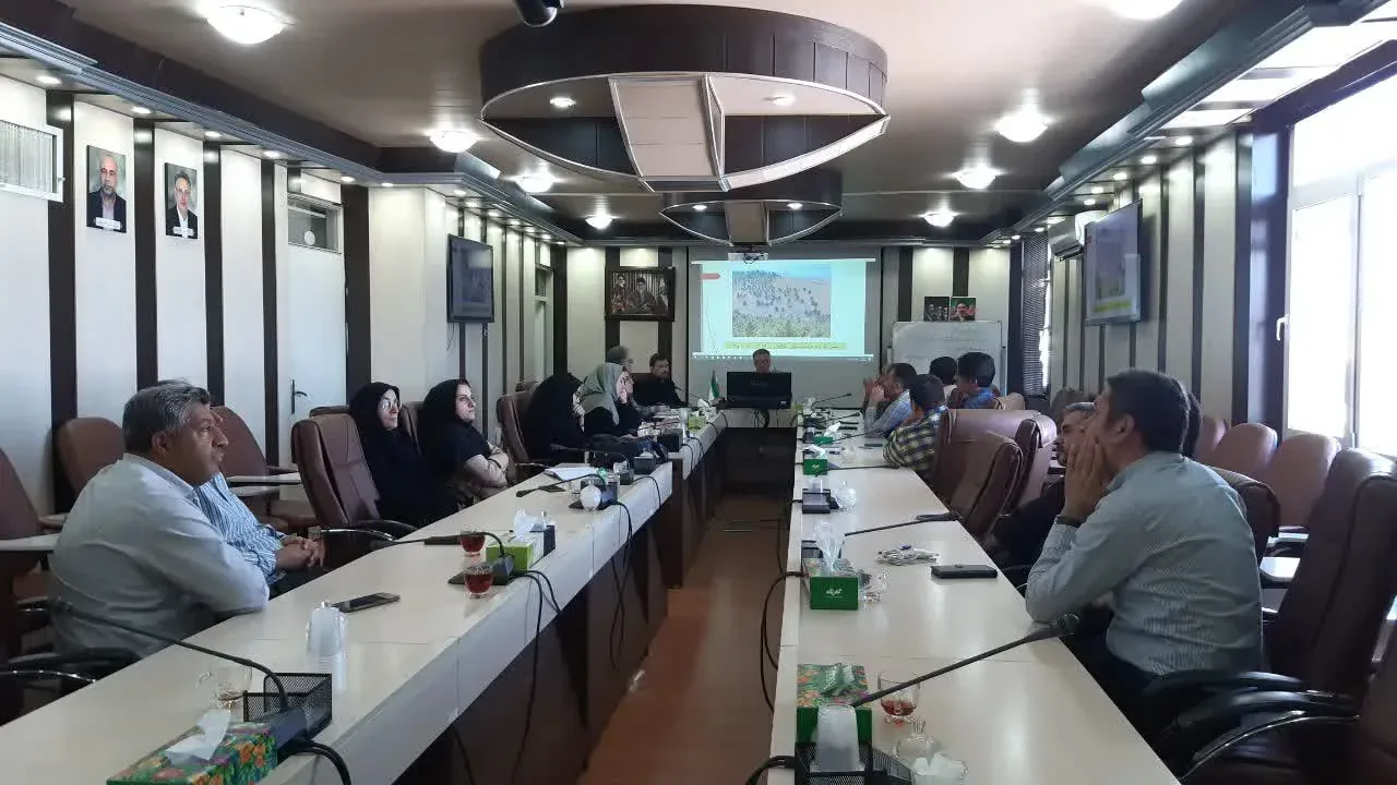 برگزاری دوره آموزشی آشنایی با گیاهان مرتعی، دارویی و صنعتی در منابع طبیعی قزوین