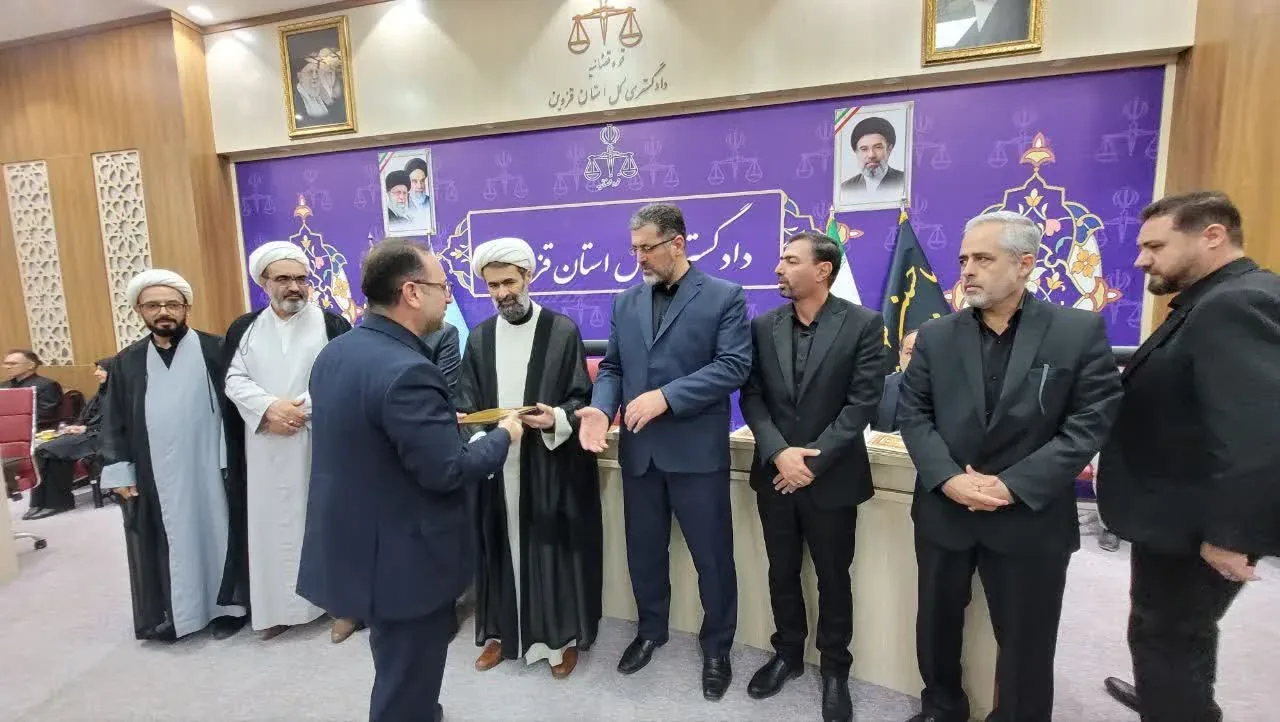 تقدیر از رؤسای زندان‌های استان قزوین در مراسم تجلیل از کارکنان نمونه دستگاه قضا