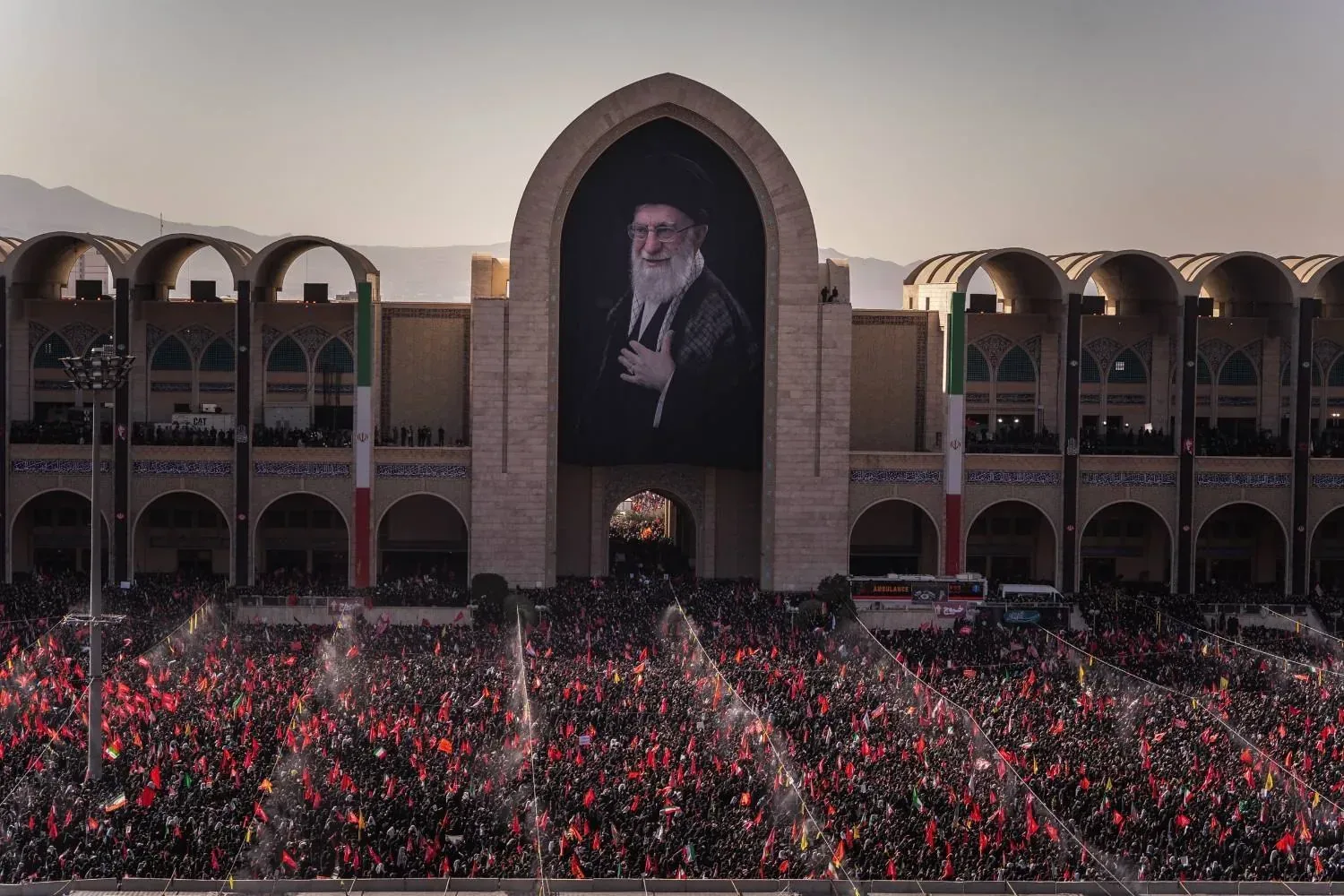اقامه نماز بر پیکر مطهر امام مجاهد شهید و  شهدای  خانواده ایشان