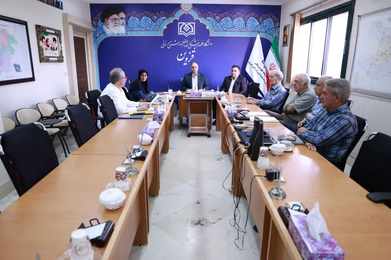 نشست کمیسیون ماده ۲۰ داروخانه‌های قزوین با حضور سرپرست دانشگاه علوم پزشکی برگزار شد