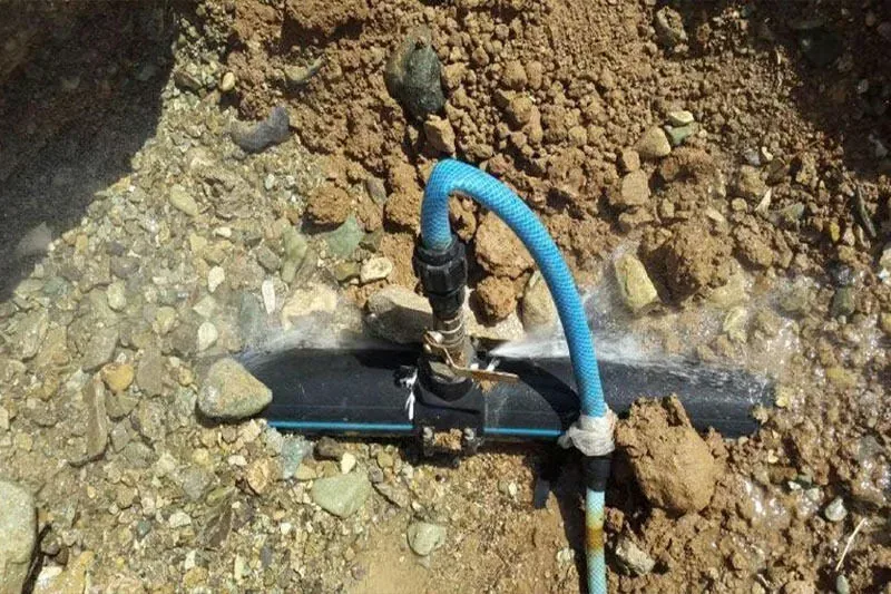 جمع‌آوری لوله‌های انتقال آب غیرمجاز و توقیف ۲ موتور دیزل در تاکستان