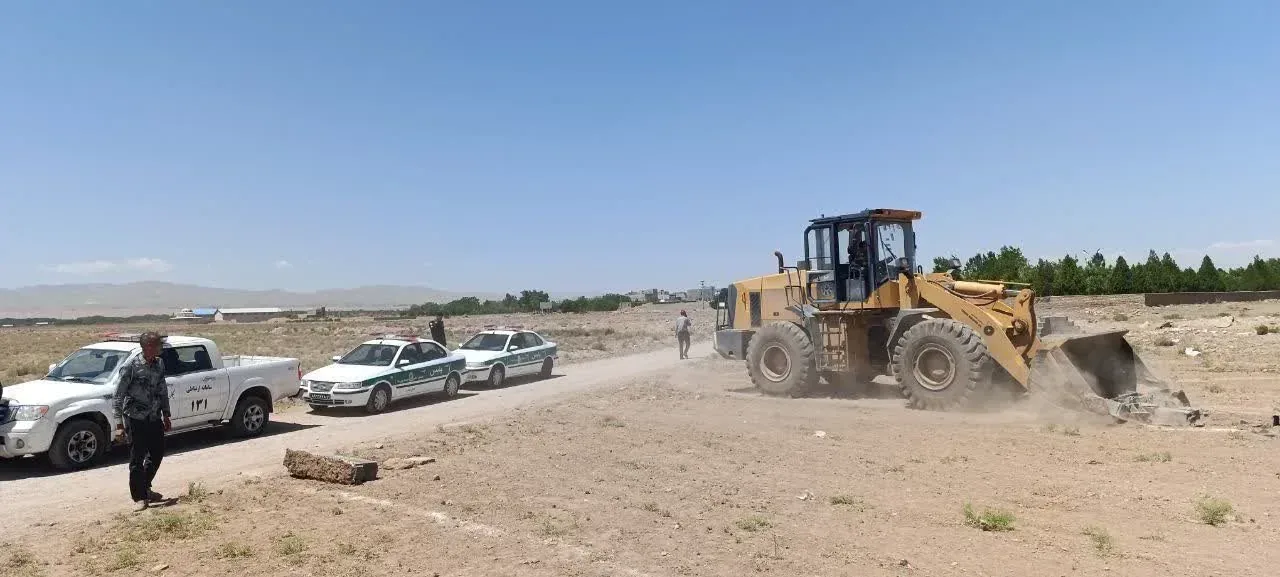 آزادسازی ۸ هکتار از اراضی کشاورزی بوئین‌زهرا؛ ۱۰۰ ساخت‌وساز غیرمجاز قلع‌وقمع شد